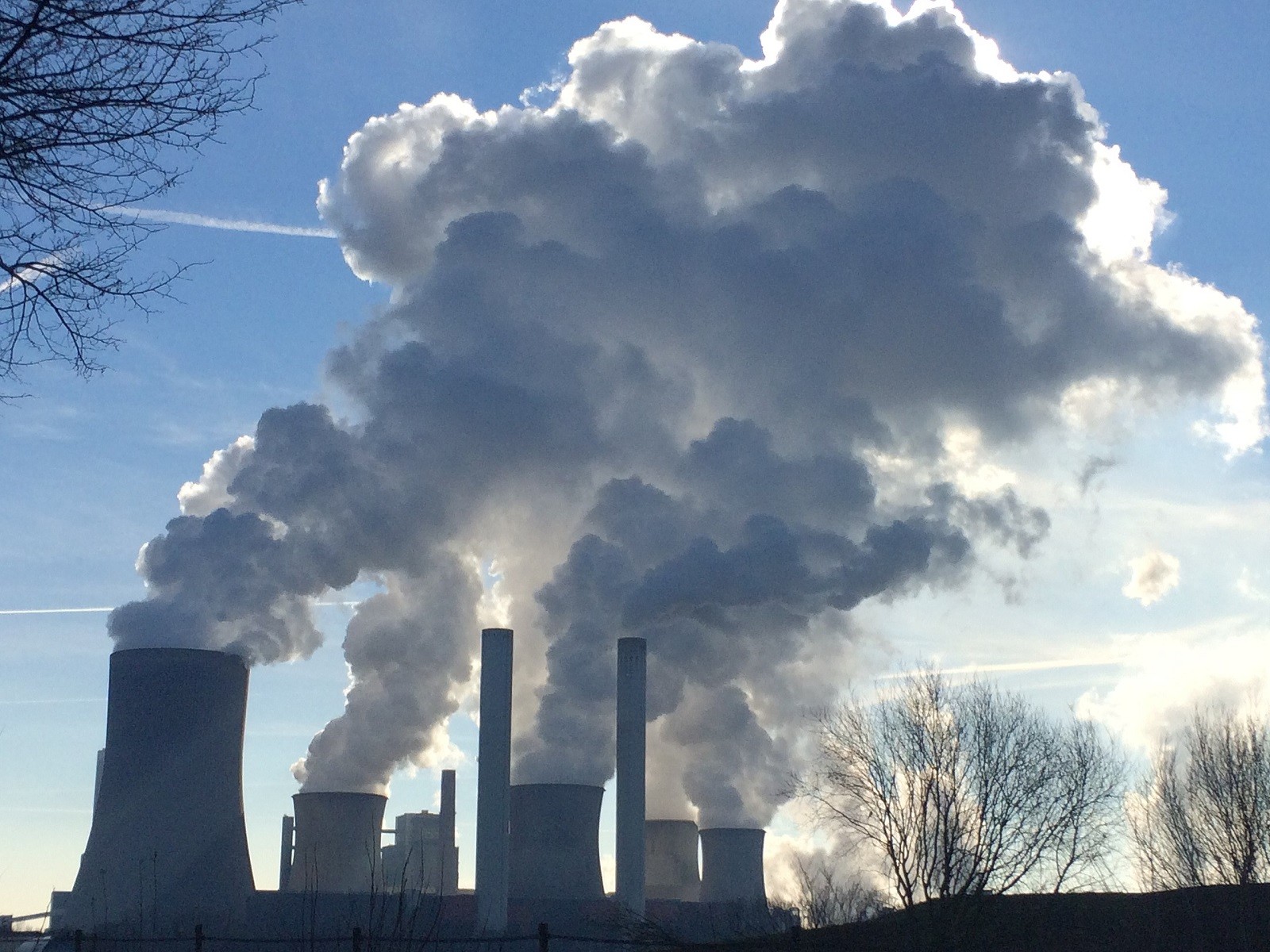 Czas pociągnąć producentów paliw kopalnych do odpowiedzialności. Czarne chmury nad gigantami 