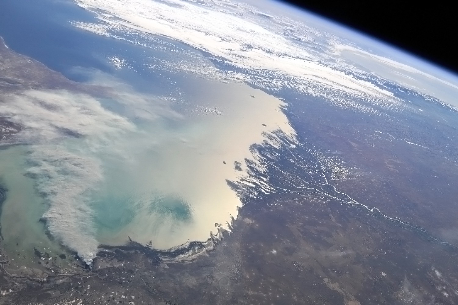Morze Kaspijskie widziane z kosmosu. Na zdjęciu możemy dostrzec, jak deltę Wołgi / źródło: NASA, Wikimedia Commons, domena publiczna
