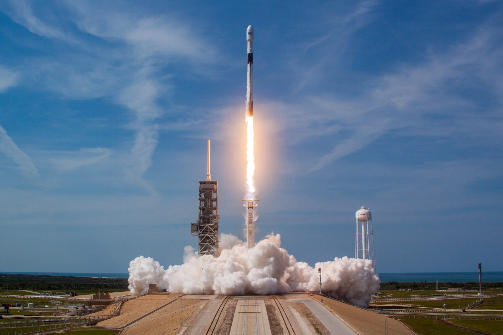 Fenomenalny widok. Rakieta SpaceX spowodowała powstanie świetlnego show na tle zorzy polarnej